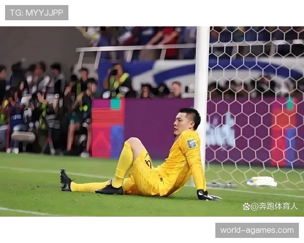 被换下球员场边抗议，裁判为何仍可出牌？