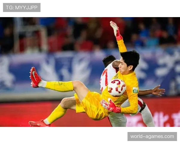 门将持球时为何受规则保护？解析禁区内的特殊判罚逻辑